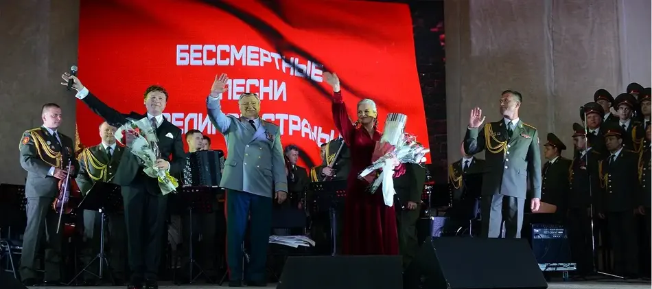 БЕССМЕРТНЫЕ ПЕСНИ ВЕЛИКОЙ СТРАНЫ. 
 В ЦЕНТРЕ СМОЛЕНСКА СОСТОЯЛСЯ КОНЦЕРТ АЛЕКСАНДРА КОГАНА И АНСАМБЛЯ,
ПОСВЯЩЁННЫЙ 75-ЛЕТИЮ ВЕЛИКОЙ ПОБЕДЫ