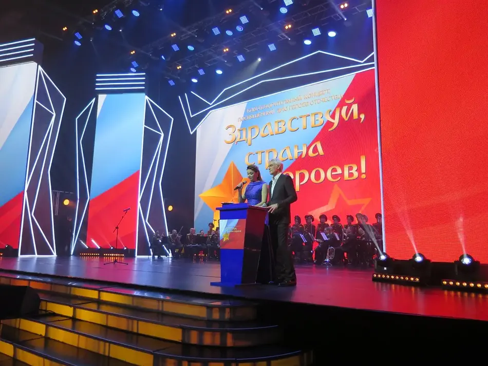 «ЗДРАВСТВУЙ, СТРАНА ГЕРОЕВ!»
 Ансамбль выступил на IV Благотворительном концерте, 
посвящённом Дню Героев Отечества